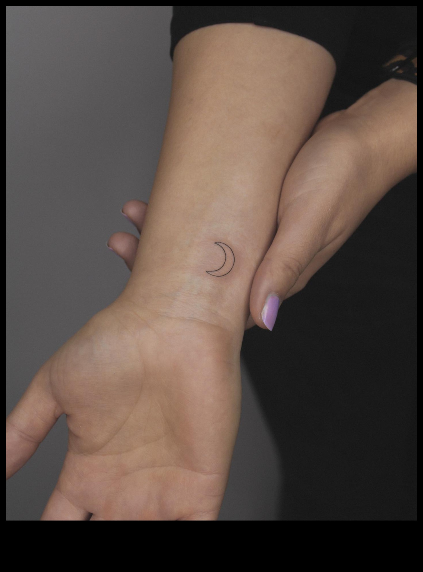 Plaukstas čuksti: mākslinieciskums, kas atklāts miniatūru tetovējumu skaistumā