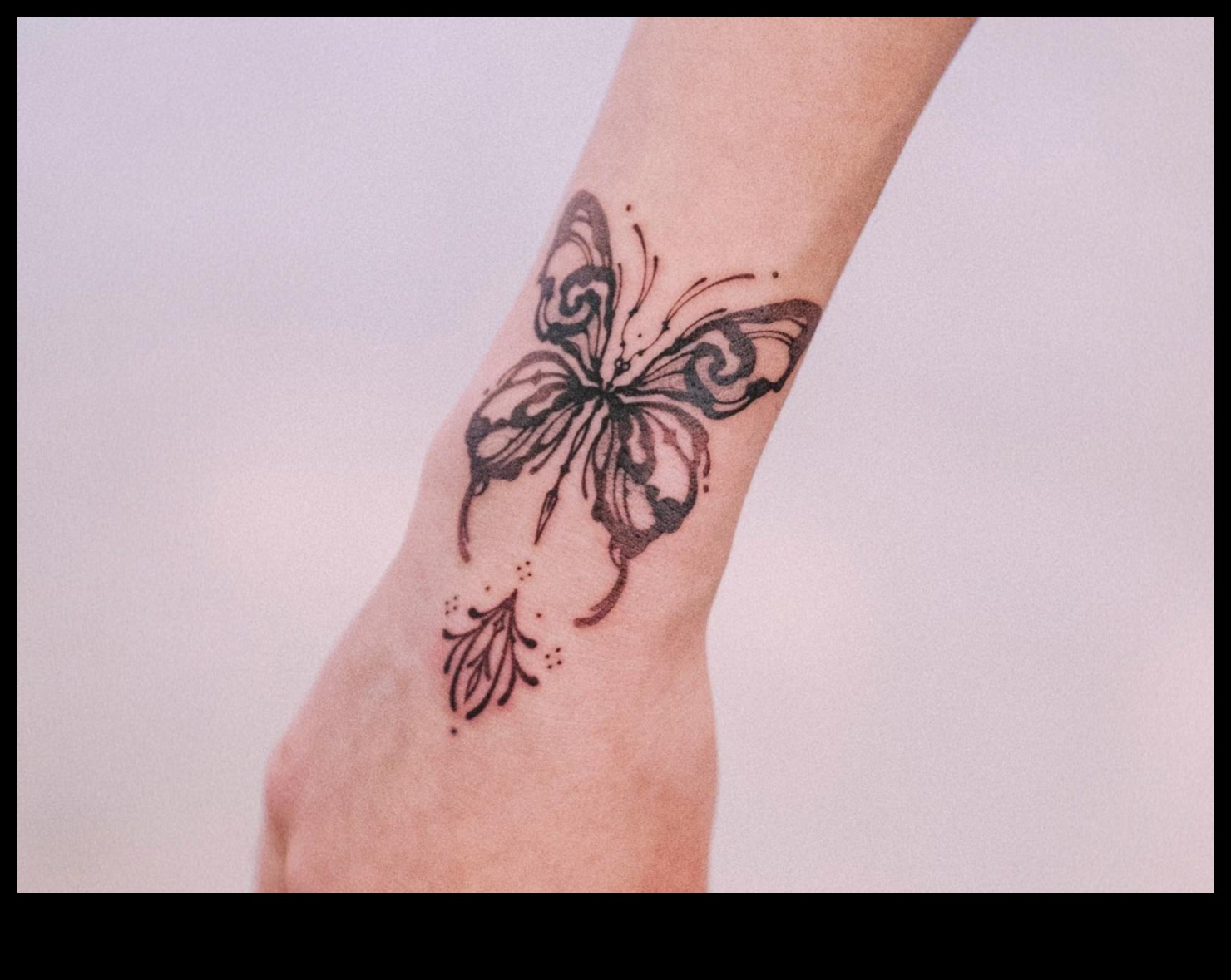 Mazas pasakas: plaukstas tetovējumi, kas stāsta par personīgiem stāstiem