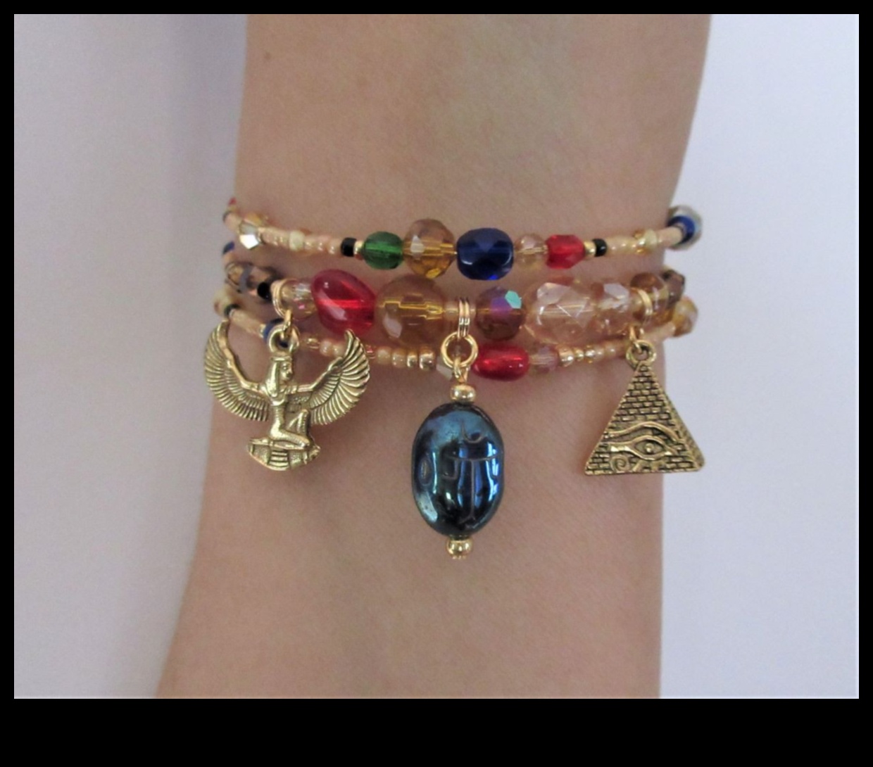 Regal Reverie: Sapņojiet mirdzošā krāšņumā, izmantojot mūsu rokassprādzes