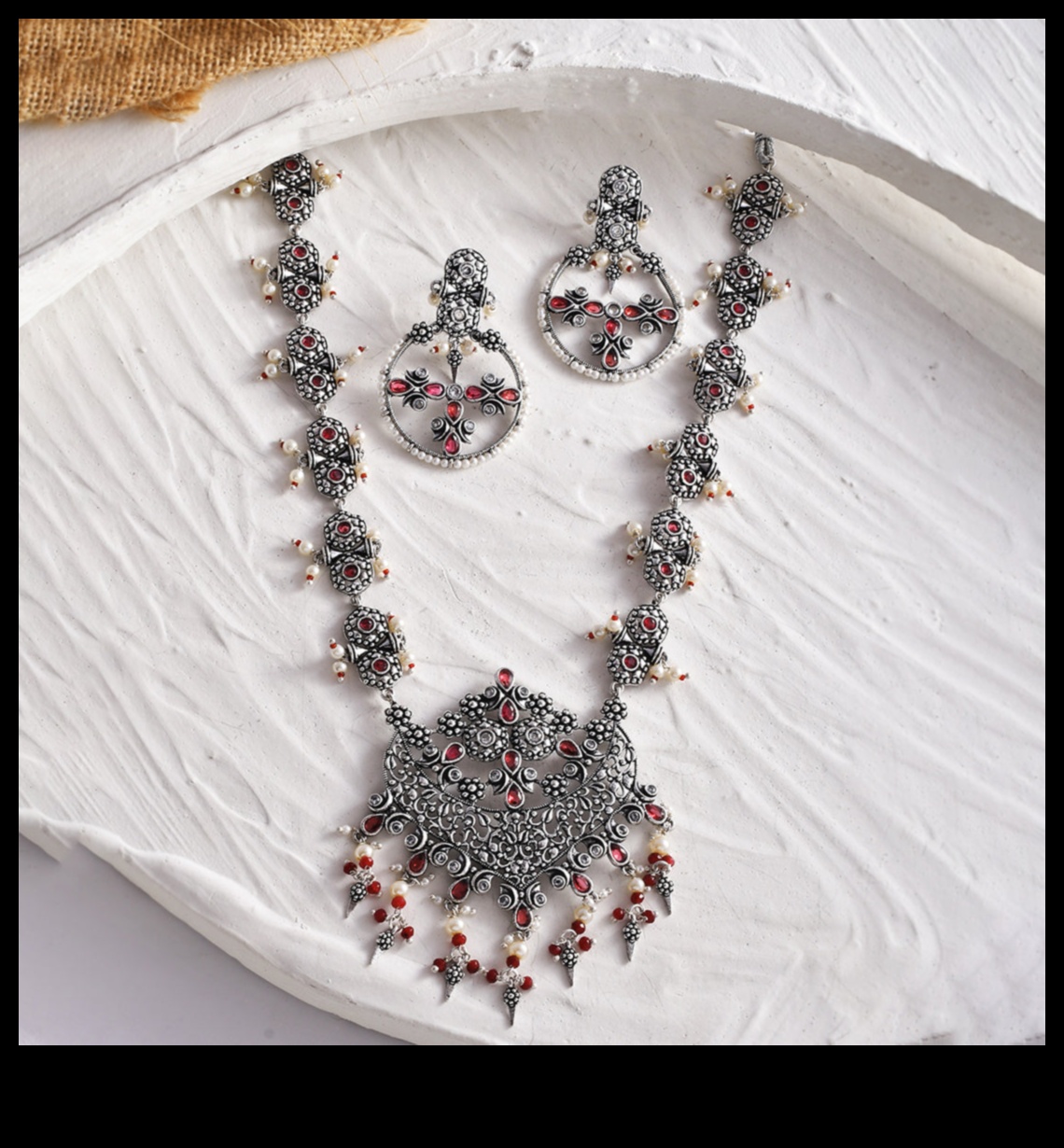 Bagātīgi ornamenti: izrotājiet sevi ar mūsu grezno juvelierizstrādājumu komplektu