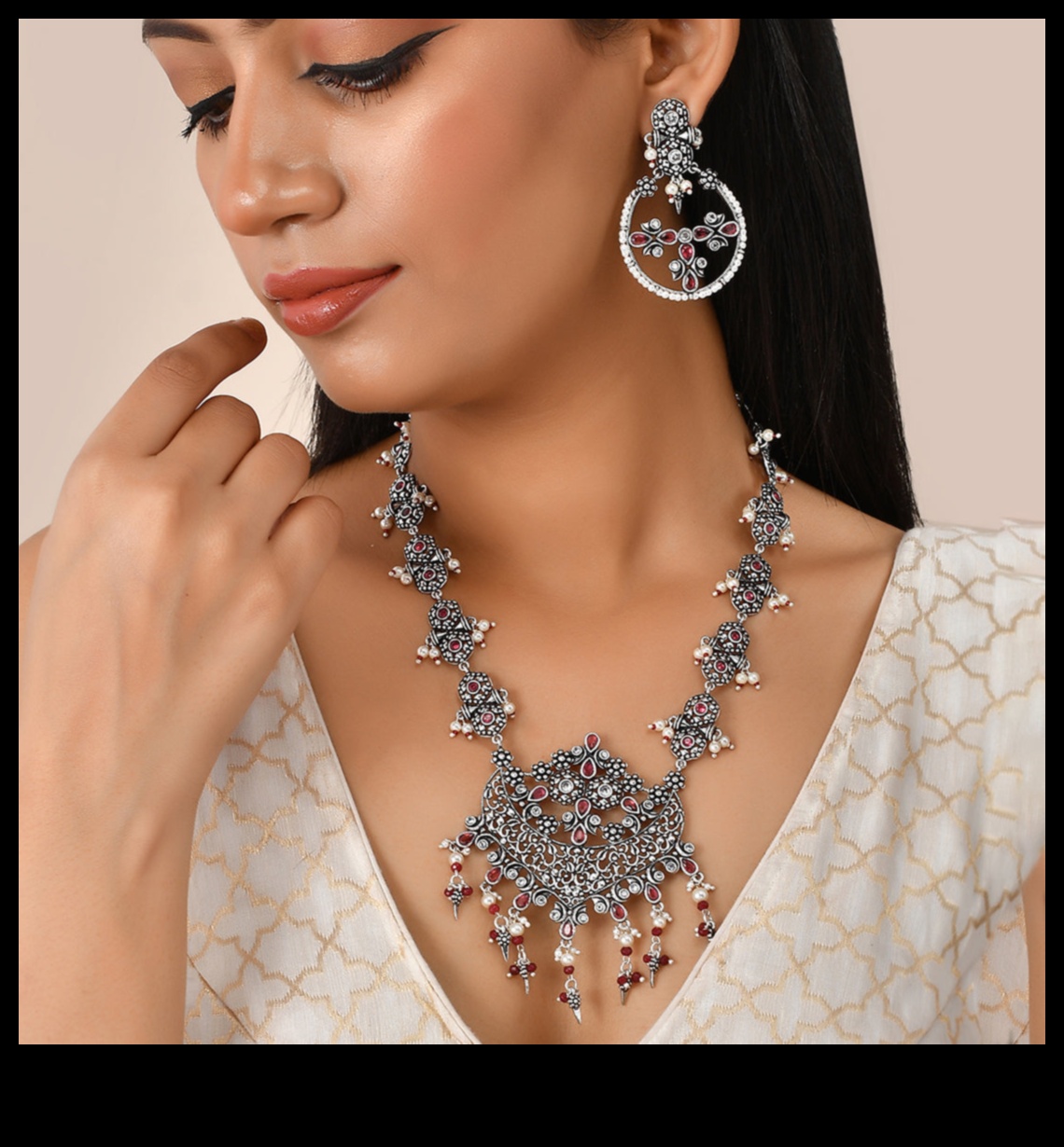 Bagātīgi ornamenti: izrotājiet sevi ar mūsu grezno juvelierizstrādājumu komplektu