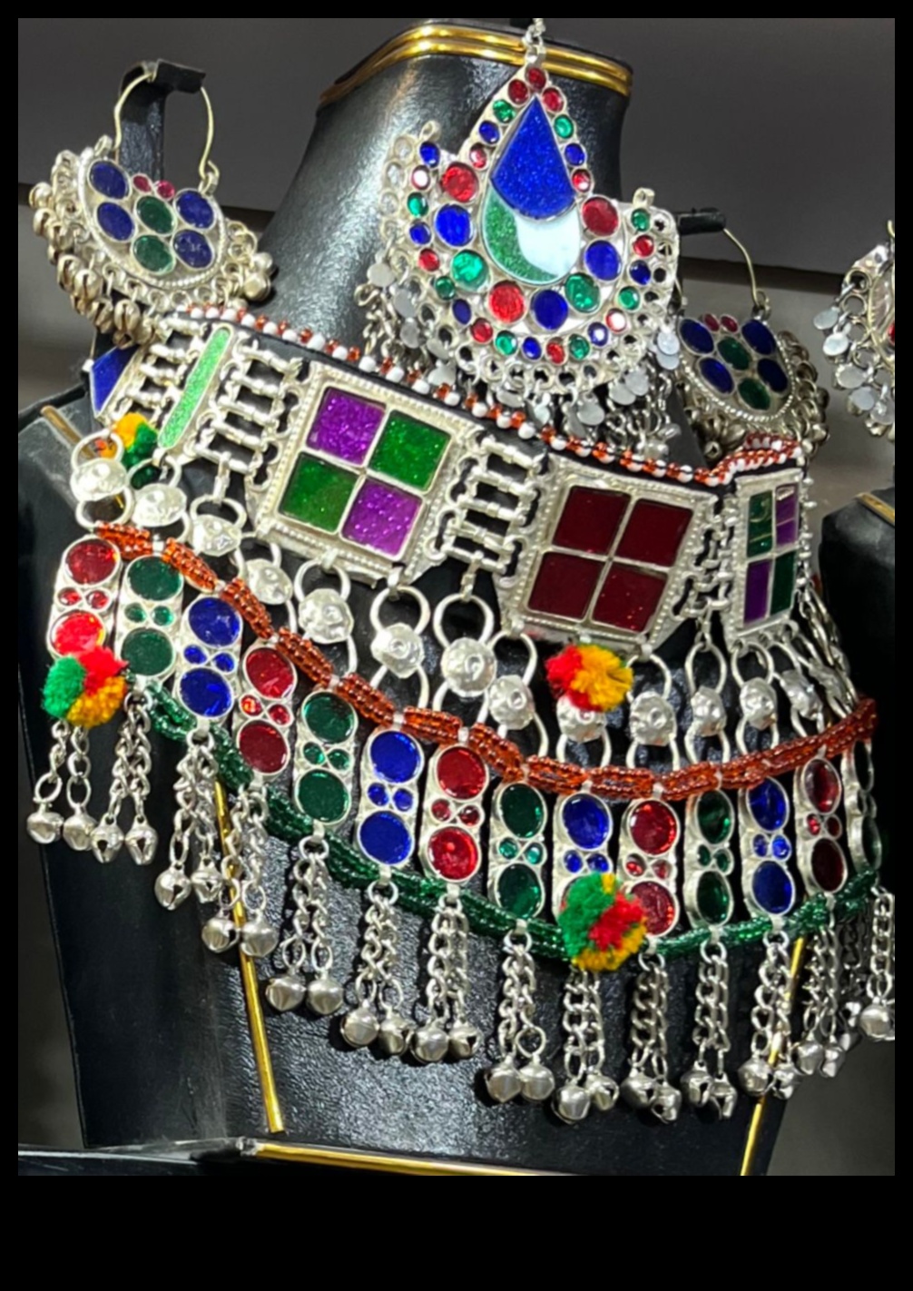 Bagātīgi ornamenti: izrotājiet sevi ar mūsu grezno juvelierizstrādājumu komplektu