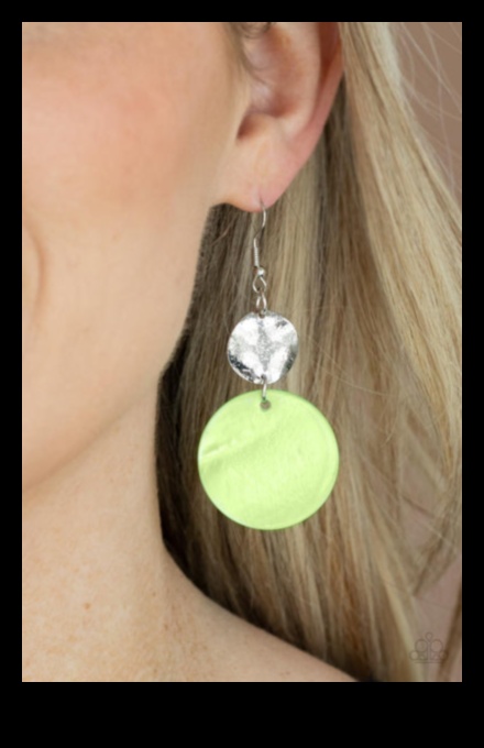 Bagātīgā oāze: ienirstiet greznībā ar mūsu oāzes iedvesmotajiem auskariem