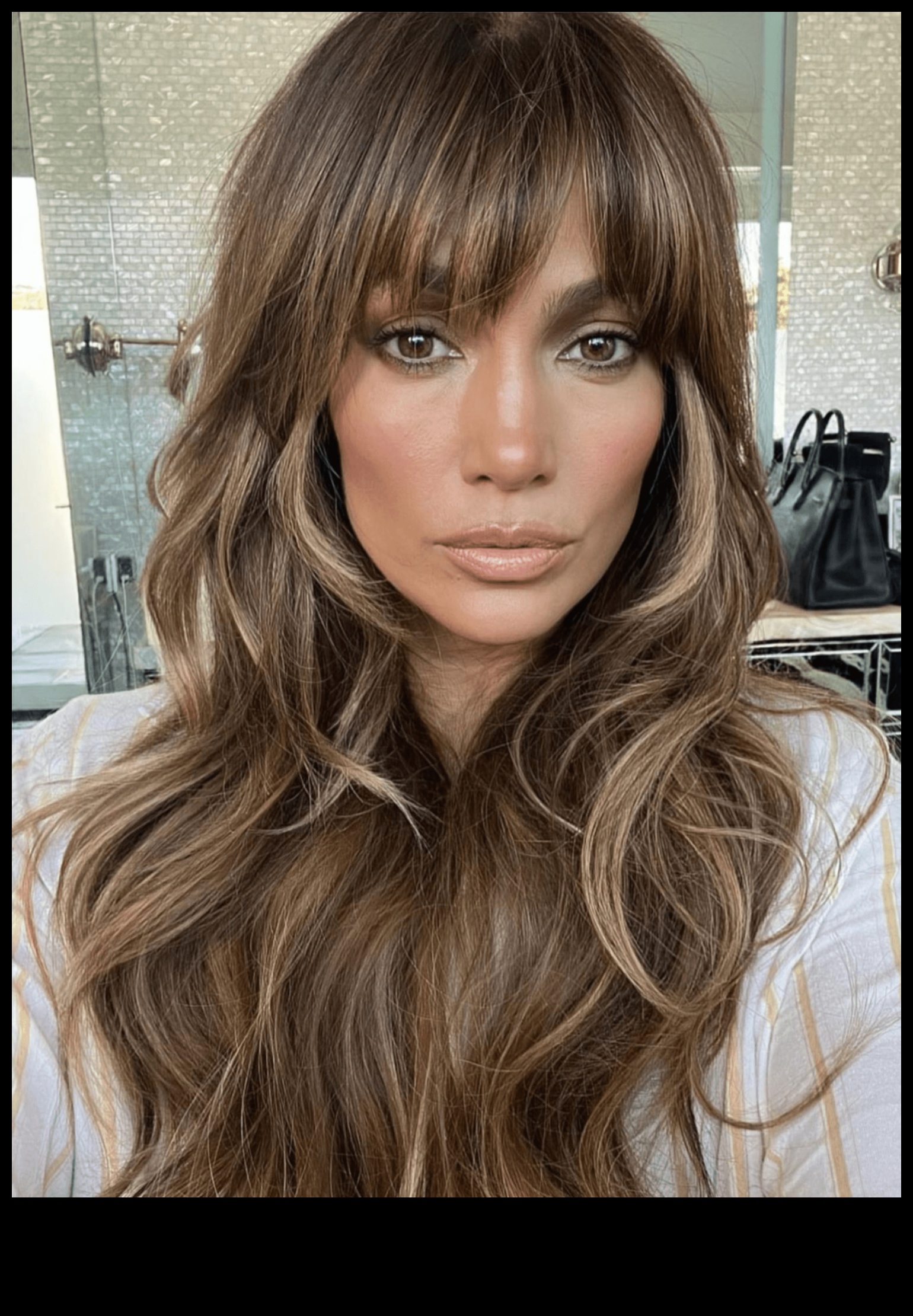 Bez piepūles šiks: ikdienas brunešu frizūras ikdienas elegancei