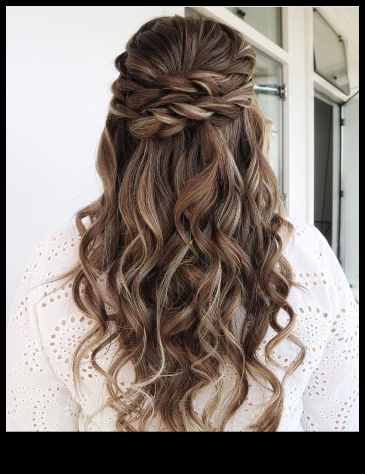 Bez piepūles šiks: ikdienas brunešu frizūras ikdienas elegancei