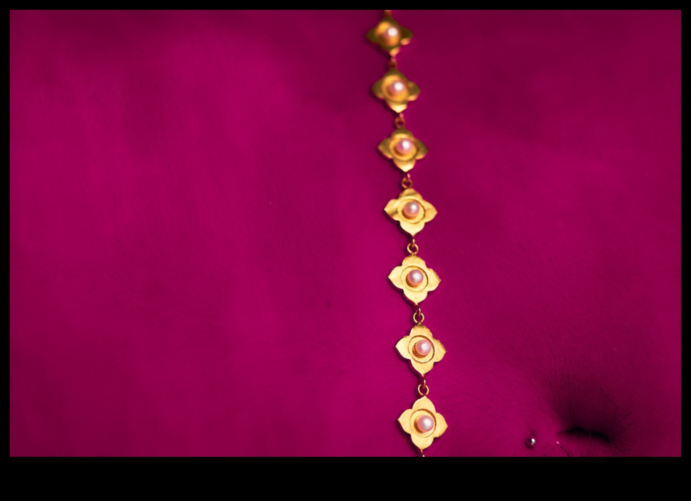 Savdabīgi čuksti: ļaujiet mūsu kaklasaites dalībniekiem pastāstīt jūsu unikālo stāstu