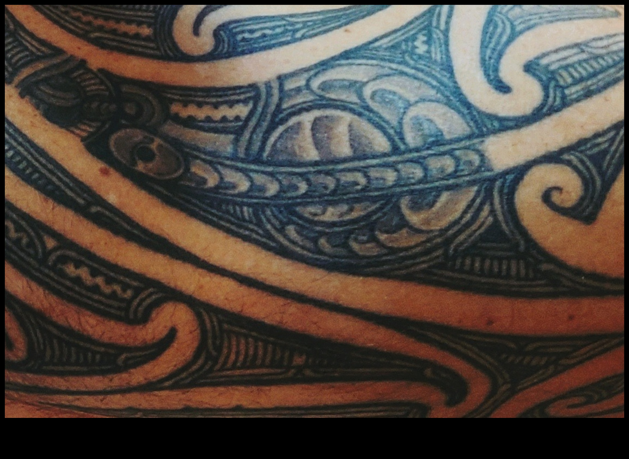 Tetovējumu gobelēns: stāstu aušana, izmantojot dizainu