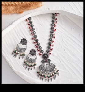 Bagātīgi ornamenti: izrotājiet sevi ar mūsu grezno juvelierizstrādājumu komplektu