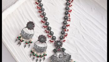 Bagātīgi ornamenti: izrotājiet sevi ar mūsu grezno juvelierizstrādājumu komplektu