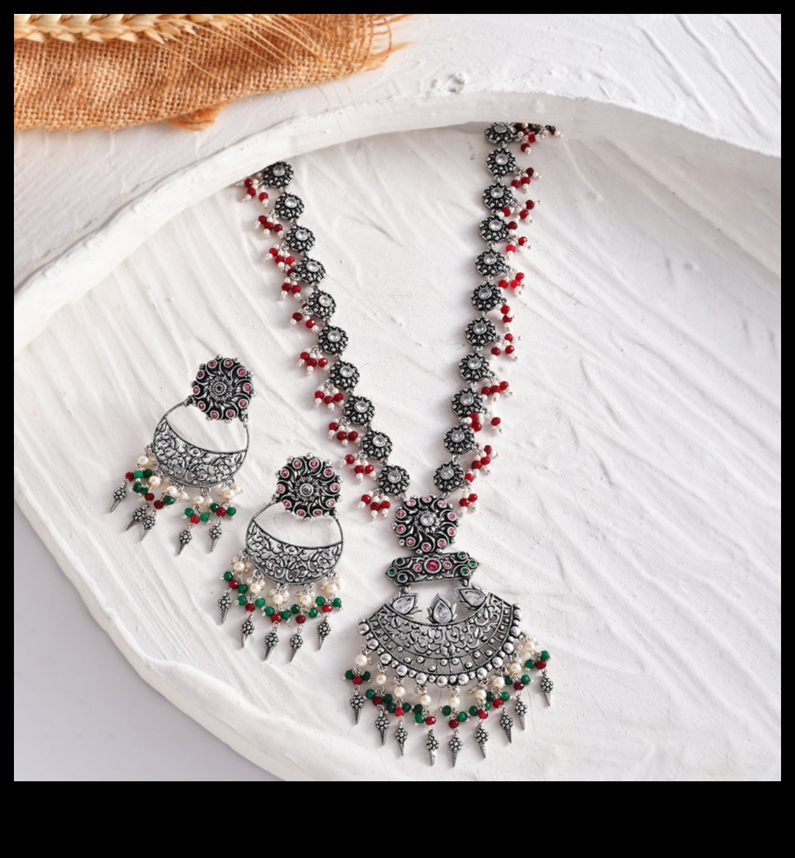 Bagātīgi ornamenti: izrotājiet sevi ar mūsu grezno juvelierizstrādājumu komplektu