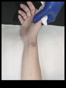 Plaukstas čuksti: mākslinieciskums, kas atklāts miniatūru tetovējumu skaistumā