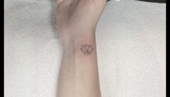 Plaukstas čuksti: mākslinieciskums, kas atklāts miniatūru tetovējumu skaistumā