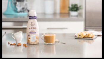 Rīta svētlaime: uzlabojiet savu dienu ar krēmīgiem mandeļu piena malkiem