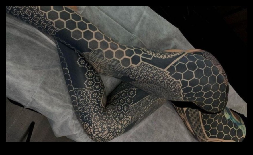 Tetovējumu gobelēns: stāstu aušana, izmantojot dizainu