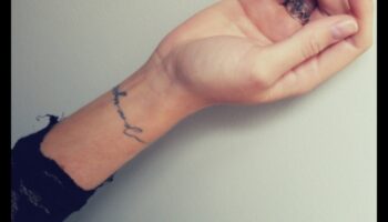 Mazas pasakas: plaukstas tetovējumi, kas stāsta par personīgiem stāstiem