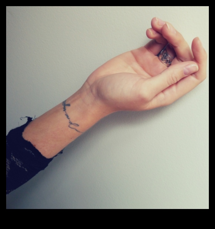 Mazas pasakas: plaukstas tetovējumi, kas stāsta par personīgiem stāstiem